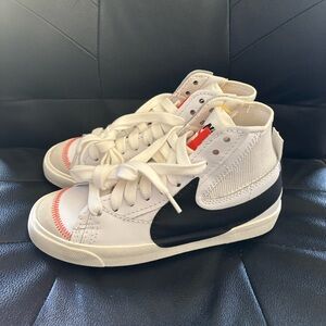 Nike Unisex High Top Blazers